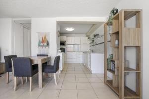 Kuchyň nebo kuchyňský kout v ubytování Pumicestone Lodge Unit 12 26 Maloja Ave + 3 fotografie