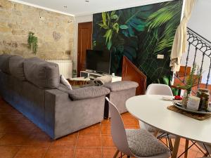 een woonkamer met een bank en een tafel bij Casa El Rubio in San Vicente de la Sonsierra