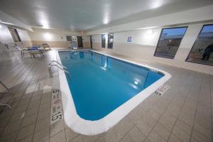 a large swimming pool in a hotel room at Comfort Inn & Suites in Hutchinson
