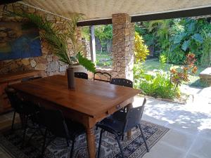 a wooden table with chairs and a potted plant on it at Casa Tiradentes - Apto 2 in Tiradentes