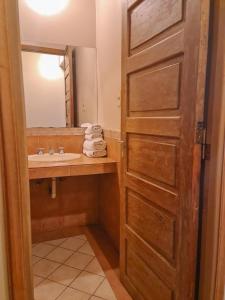 Łazienka z umywalką i drzwiami z lustrem w obiekcie Asuncion Palace w mieście Asunción