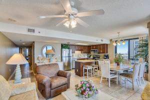 Una sala de estar y cocina con ventilador de techo. en Phoenix 6 Unit 615, en Orange Beach