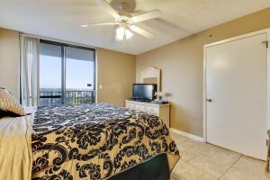 Un dormitorio con una cama y un ventilador de techo. en Phoenix 6 Unit 615, en Orange Beach 45 fotos más