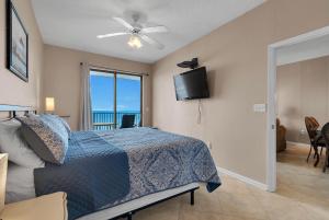 Un dormitorio con una cama y un televisor de pantalla plana. en Phoenix 7 Unit 1110, en Orange Beach 33 fotos más