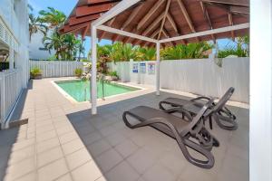 Swimming pool sa o malapit sa Comfort Inn Cairns City