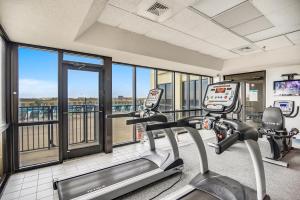 Un gimnasio con dos bicicletas estáticas y ventanas. en Phoenix 7 Unit 1110, en Orange Beach