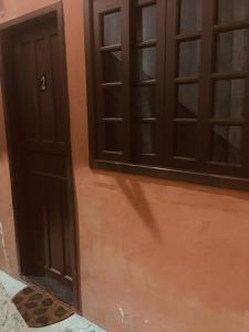 a door and two windows on a building at Meus Guris in Arraial do Cabo