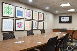 a conference room with a table and chairs at Holiday Inn Express & Suites Searcy by IHG in Searcy +49 photos