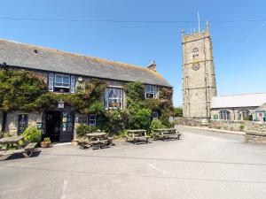 un edificio con una torre del reloj y un edificio con una torre del reloj en Kings Arms, en Penzance