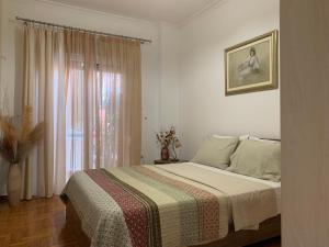 1 dormitorio con cama y ventana en 2 Bedrooms Apartment Center of Athens 4 min Subway, en Atenas