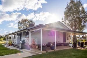 Gallery image of EdenValley Private Manicured Gardens with Fire Pit in Parkes