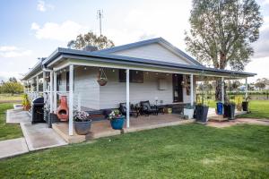 Gallery image of EdenValley Private Manicured Gardens with Fire Pit in Parkes