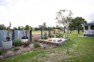 un jardín con bañera de hidromasaje en un patio en EdenValley Private Manicured Gardens with Fire Pit, en Parkes
