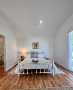 ein Schlafzimmer mit einem weißen Bett in einem Zimmer in der Unterkunft Birchwood Cottage in Yarck