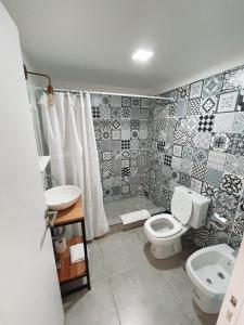 uma casa de banho com um WC, um lavatório e um chuveiro em Bella Vista 5 em Esquel