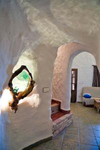Giường trong phòng chung tại Cuevas La Atalaya