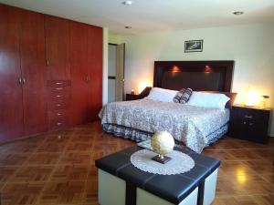 Un dormitorio con una cama y una mesa. en Habitaciones business class en Lomas de Angelópolis en Tlaxcalancingo