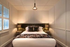 Tempat tidur dalam kamar di Alexander Cottage Daylesford