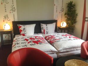 una camera con un letto con due cuscini sopra di Hotel an der Uffe a Bad Sachsa