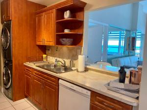 Köök või kööginurk majutusasutuses Castle Beach Resort Condo Penthouse or 1BR Direct Ocean View -just remodeled-