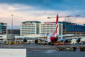 Un avión está estacionado en un aeropuerto en Rydges Sydney Airport Hotel, en Sídney