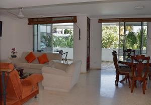 - un salon avec un canapé, des chaises et une table dans l'établissement Cristales, Condominio Lagos del Peñon, à Girardot