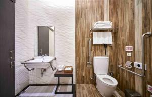 Un baño de So Fun Hotel