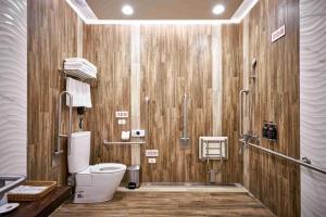 Un baño de So Fun Hotel