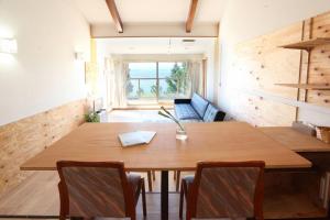 - une salle à manger avec une table et des chaises en bois dans l'établissement YURURI private cottage, à Tonosho