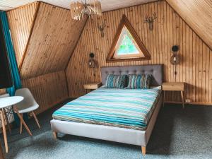 Tempat tidur dalam kamar di Leśny Zakątek Borkowo