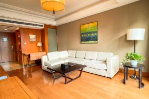 a living room with a couch and a table at Holiday Inn Hangzhou CBD, an IHG Hotel in Hangzhou