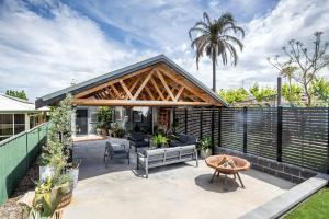 una casa con patio recintato di Cabo’s On Currajong Warm, Cosy and Welcoming a Parkes