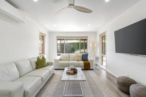 Ruang duduk di 2 Bedroom Unit - Close To The Beach - Free Parking - Free WIFI