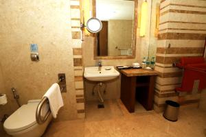 Koupelna v ubytování Crowne Plaza New Delhi Okhla by IHG