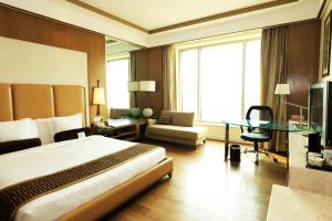 Postel nebo postele na pokoji v ubytování Crowne Plaza New Delhi Okhla by IHG