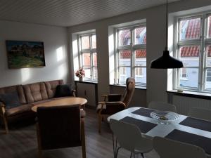 sala de estar con sofá y mesa en Latinerkvarteret, en Viborg