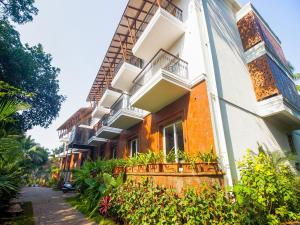 De Amour - A Dreamy Getaway in Anjuna في أنجونا: مبنى فيه بلكونات ونباتات على شارع