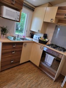 Virtuvė arba virtuvėlė apgyvendinimo įstaigoje Camping Le Brochet