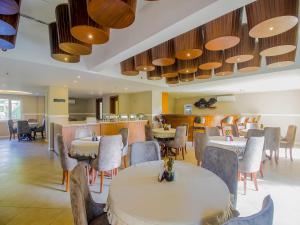 De Amour - A Dreamy Getaway in Anjuna في أنجونا: غرفة طعام مع طاولات وكراسي ومطعم