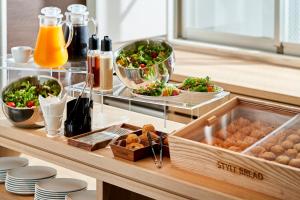 Makanan di atau di tempat lain dekat hotel