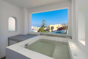 Зображення з фотогалереї помешкання The Muses of Santorini Private Jacuzzi Suites у місті Vóthon