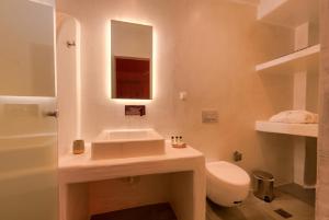 Ванна кімната в The Muses of Santorini Private Jacuzzi Suites