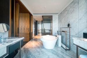 Ein Badezimmer in der Unterkunft InterContinental Zhuhai by IHG