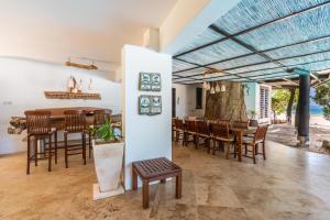 uma sala de jantar com mesa e cadeiras em Tequila Sunrise Beach Villa-Diani Beach em Diani Beach