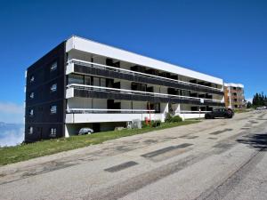 シャンルッスにあるAppartement Chamrousse, 2 pièces, 4 personnes - FR-1-340-3の道路脇の白黒建築