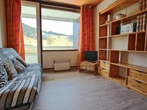 シャンルッスにあるAppartement Chamrousse, 2 pièces, 4 personnes - FR-1-340-14のリビングルーム(ソファ、テレビ、窓付)