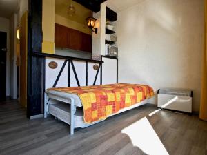 - une chambre avec un lit dans l'établissement Appartement Chamrousse, 2 pièces, 4 personnes - FR-1-340-14, à Chamrousse