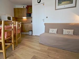 Appartement Chamrousse, 2 pièces, 6 personnes - FR-1-340-11にあるシーティングエリア