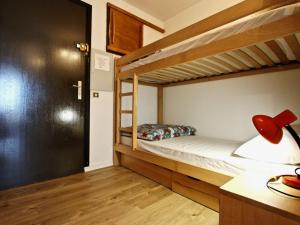 Bunk bed o mga bunk bed sa kuwarto sa Appartement Chamrousse, 2 pièces, 6 personnes - FR-1-340-11