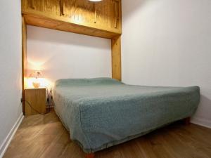 Kama o mga kama sa kuwarto sa Appartement Chamrousse, 2 pièces, 6 personnes - FR-1-340-11